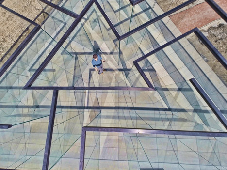 Glass maze image from overhead.